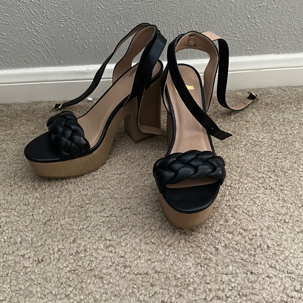 Only worn once super cute straps wrap around youre ankle :)